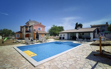 Fantastic villa with outdoor pool and jacuzzi for 10 persons