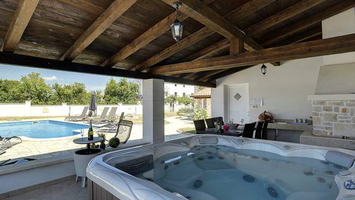 Fantastic villa with outdoor pool and jacuzzi for 10 persons, 3