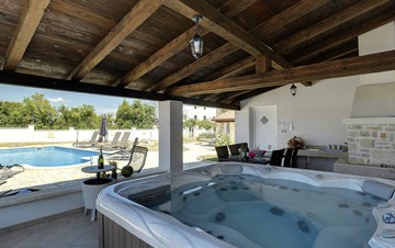 Fantastic villa with outdoor pool and jacuzzi for 12 persons