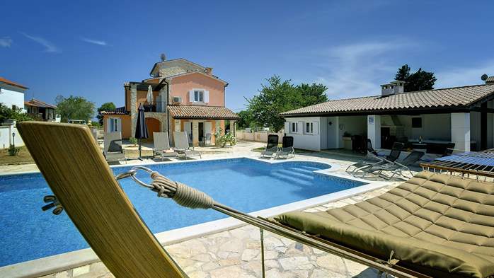 Fantastic villa with outdoor pool and jacuzzi for 10 persons, 1