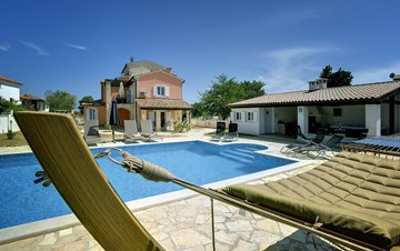 Fantastic villa with outdoor pool and jacuzzi for 12 persons