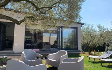 Moderna casa a Fažana con un bellissimo giardino, barbecue e WiFi