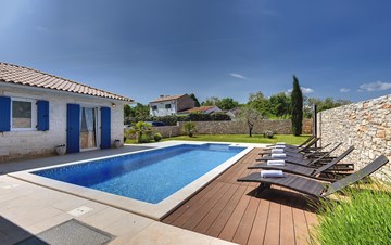 Irresistible villa with an outdoor heated pool, for 8 persons