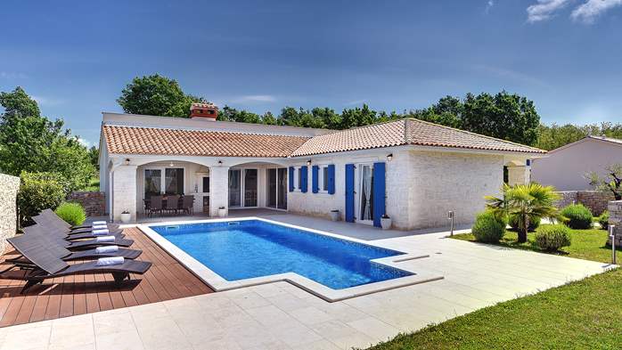 Irresistible villa with an outdoor heated pool, for 8 persons, 1