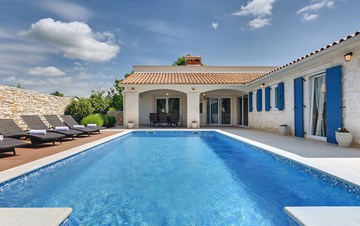 Irresistible villa with an outdoor heated pool, for 8 persons