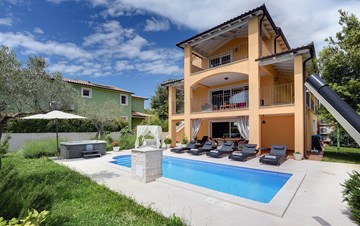 Lovely villa with pool, jacuzzi, sauna, gym and WiFi