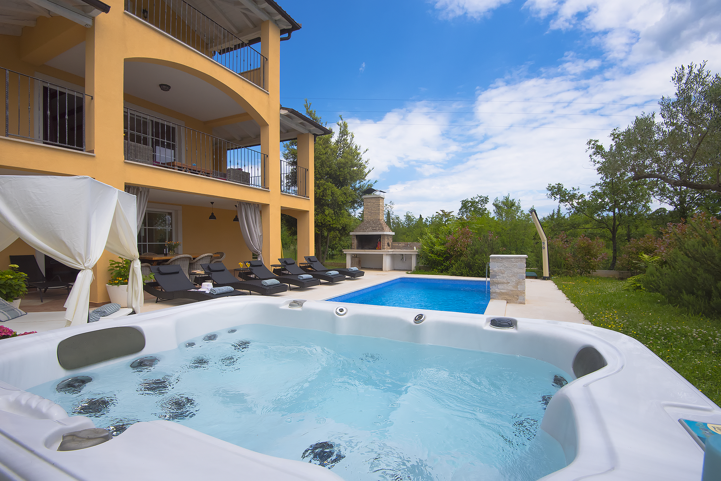 Schöne Villa mit Pool, Whirlpool, Sauna, Fitnessraum und WiFi