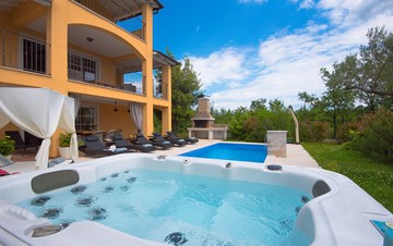 Schöne Villa mit Pool, Whirlpool, Sauna, Fitnessraum und WiFi