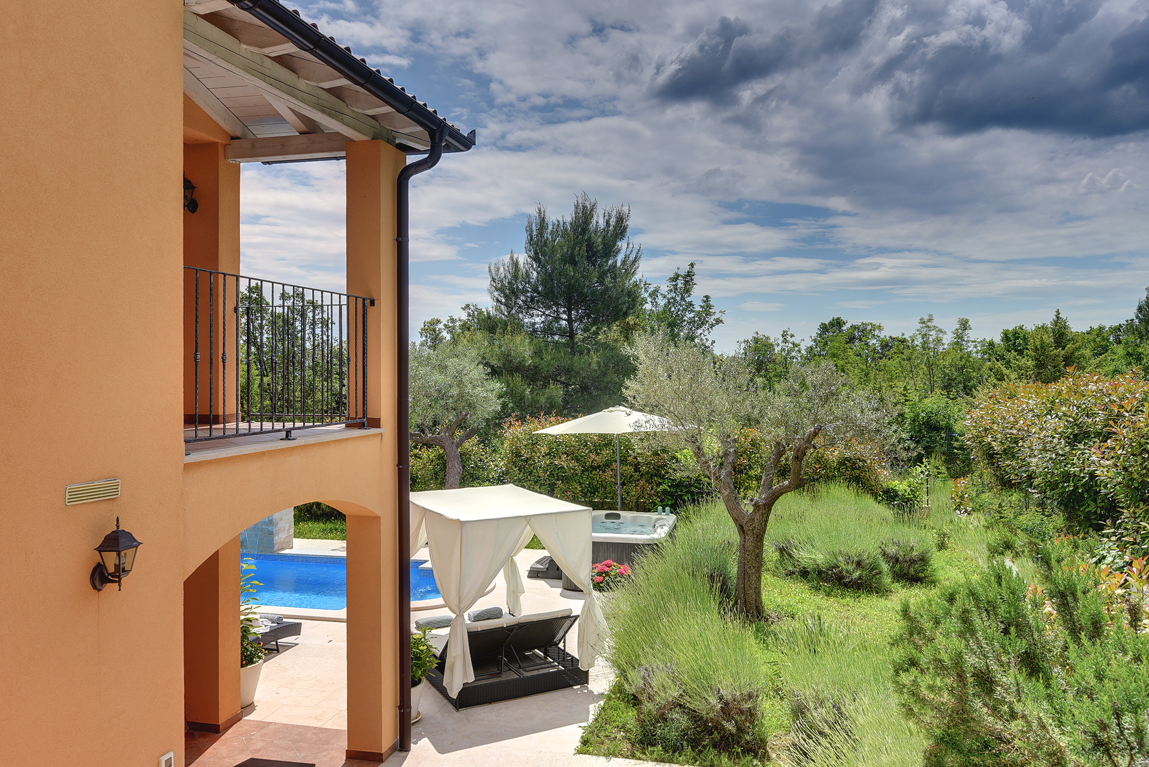 Schöne Villa mit Pool, Whirlpool, Sauna, Fitnessraum und WiFi