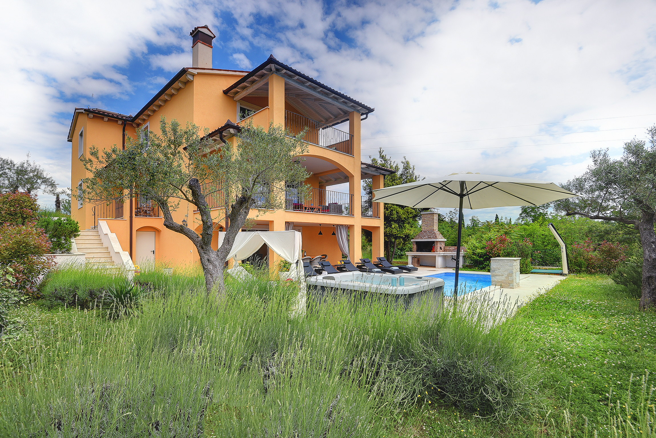 Schöne Villa mit Pool, Whirlpool, Sauna, Fitnessraum und WiFi