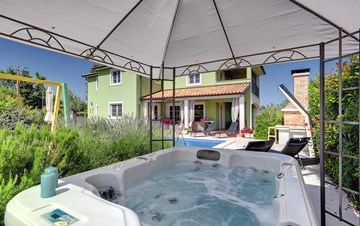 Schöne Villa mit privatem Pool, Whirlpool und Spielplatz