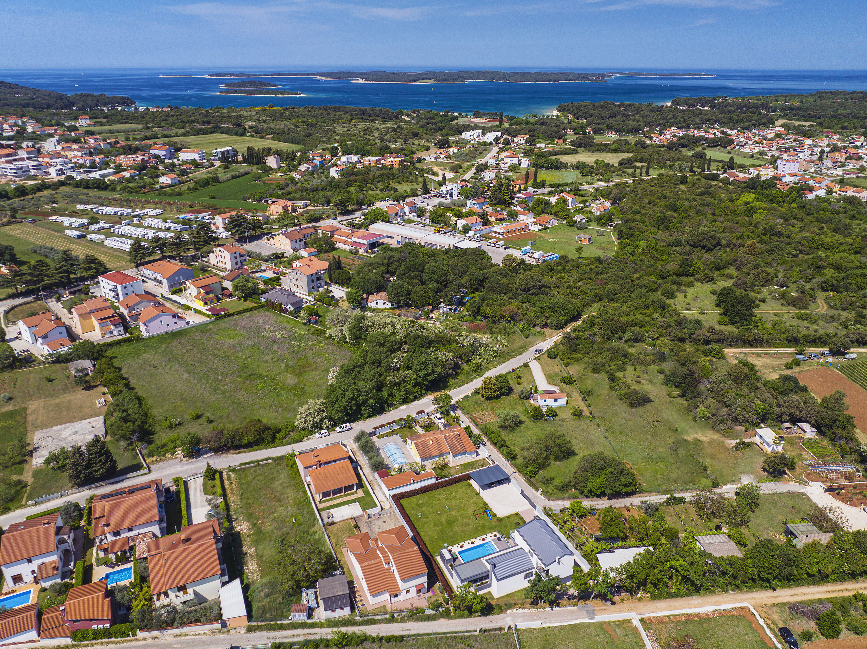 Moderna vila u Valbandonu s vanjskim bazenom i tri spavaće sobe