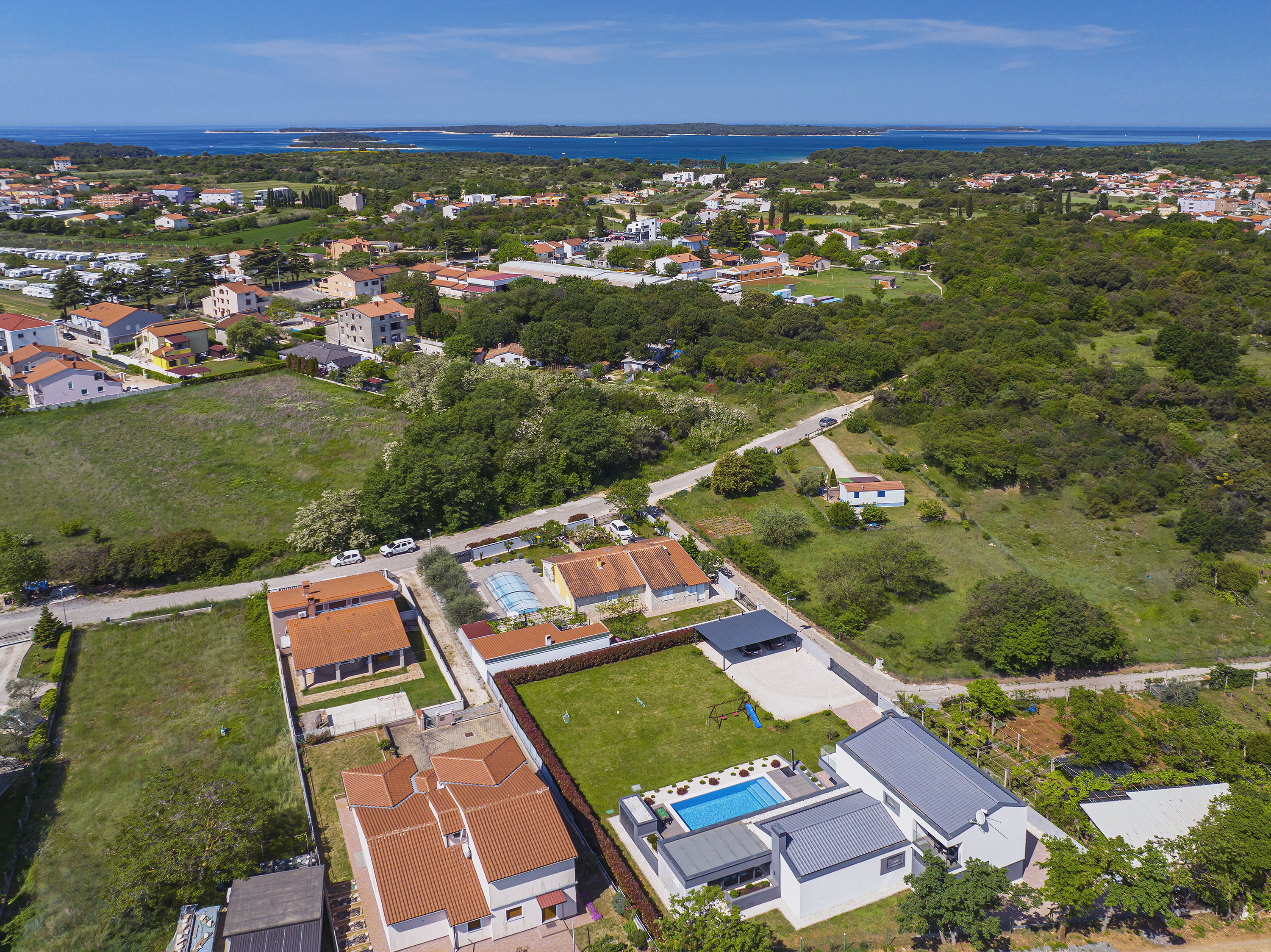 Moderna vila u Valbandonu s vanjskim bazenom i tri spavaće sobe