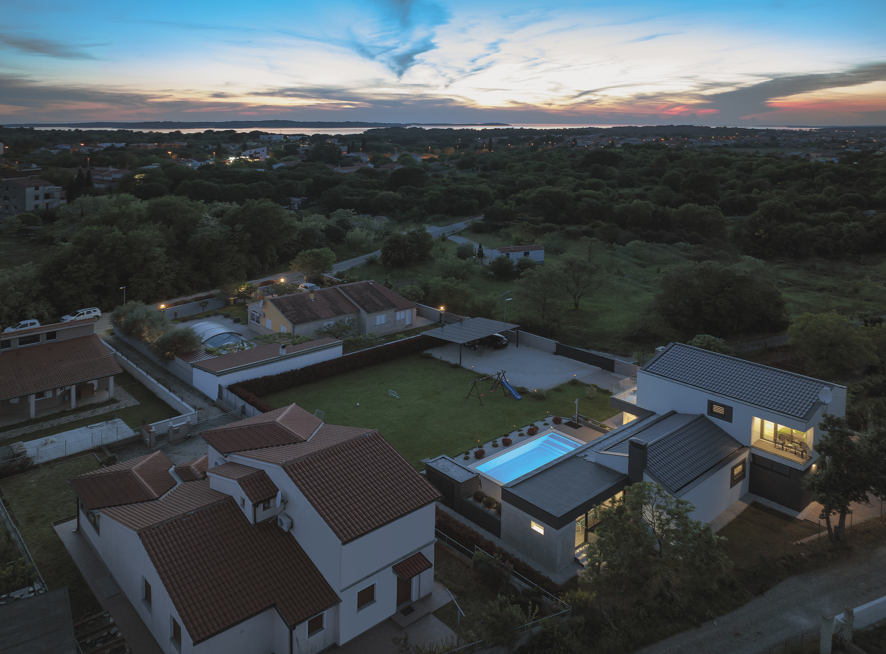 Moderna vila u Valbandonu s vanjskim bazenom i tri spavaće sobe