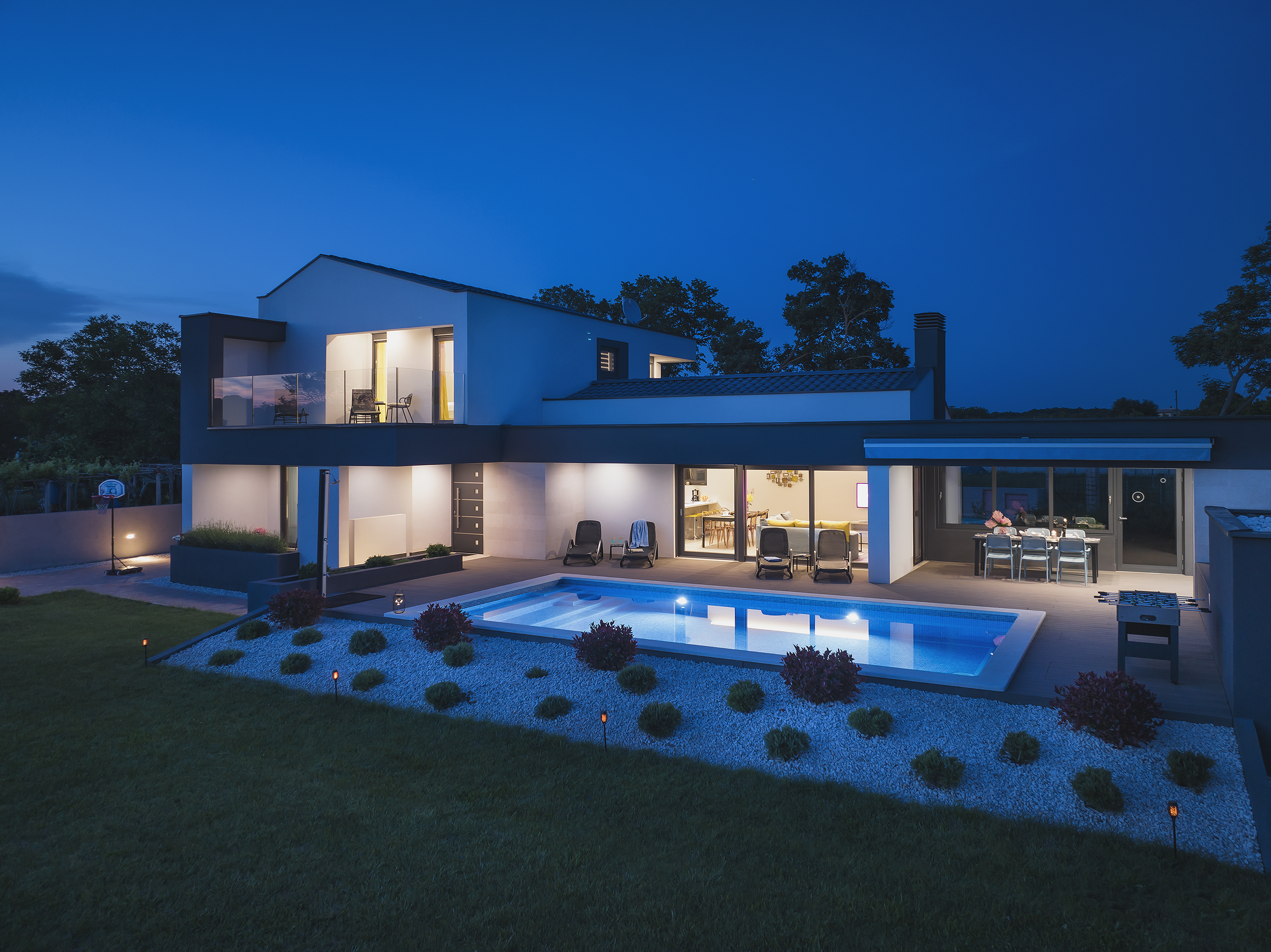 Moderna vila u Valbandonu s vanjskim bazenom i tri spavaće sobe