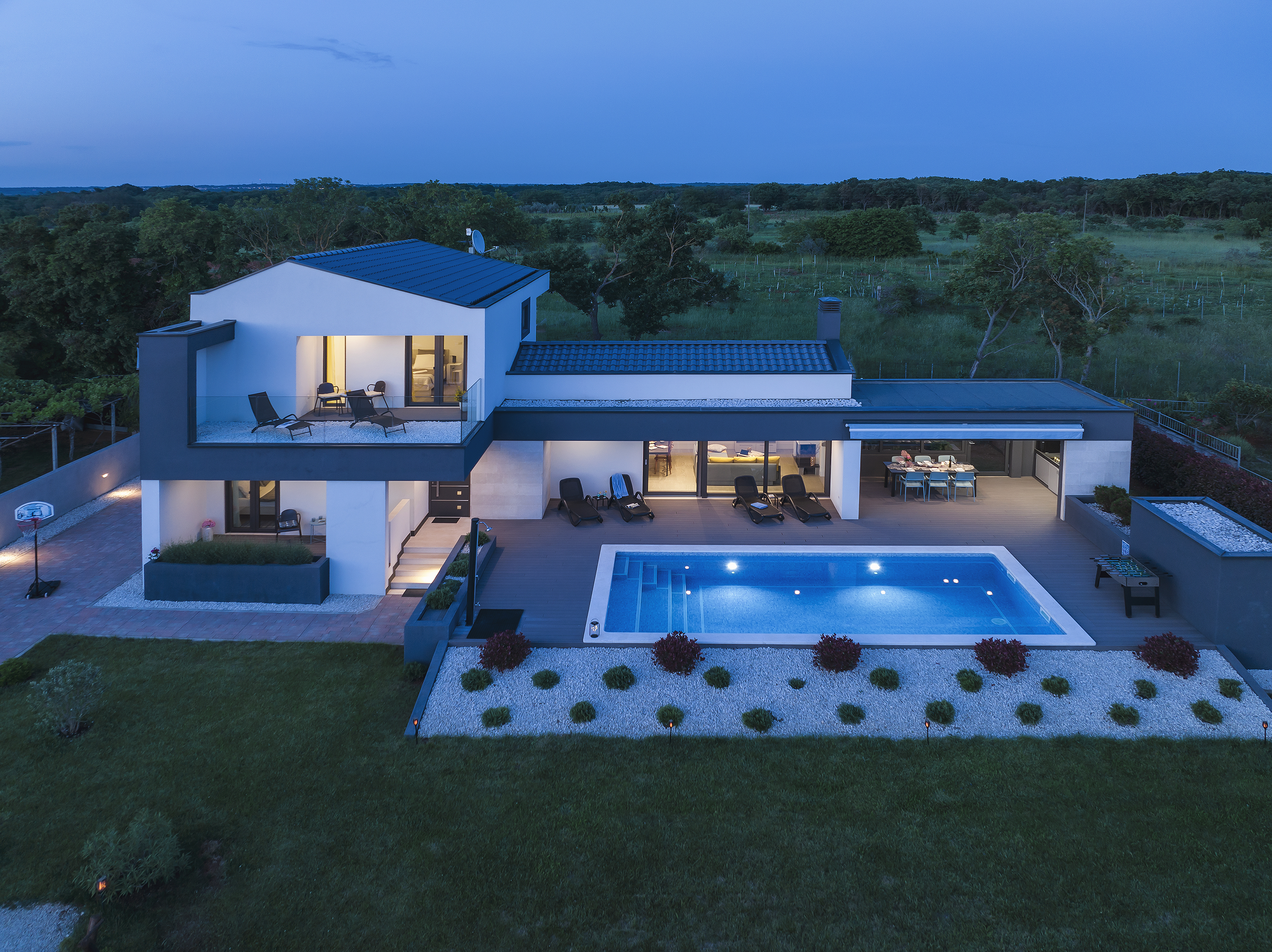 Moderna vila u Valbandonu s vanjskim bazenom i tri spavaće sobe