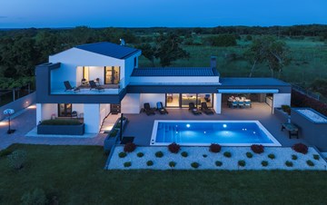 Modern villa in Valbandon with outdoor pool and three bedrooms