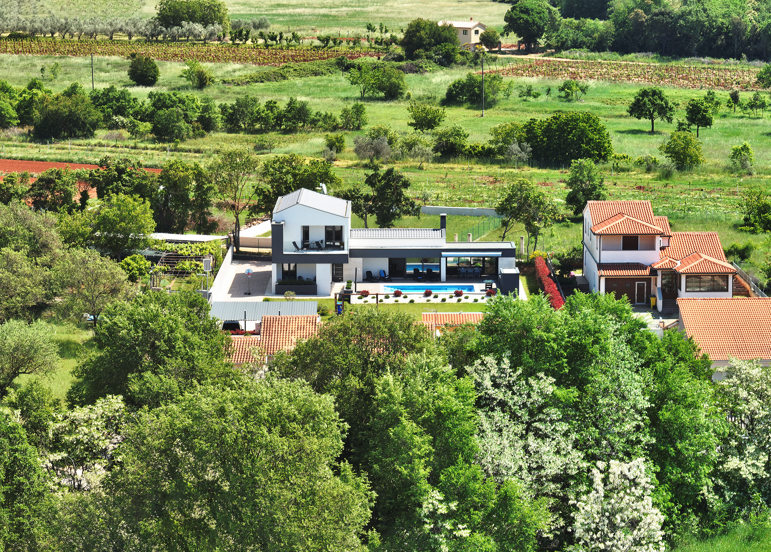 Moderna vila u Valbandonu s vanjskim bazenom i tri spavaće sobe