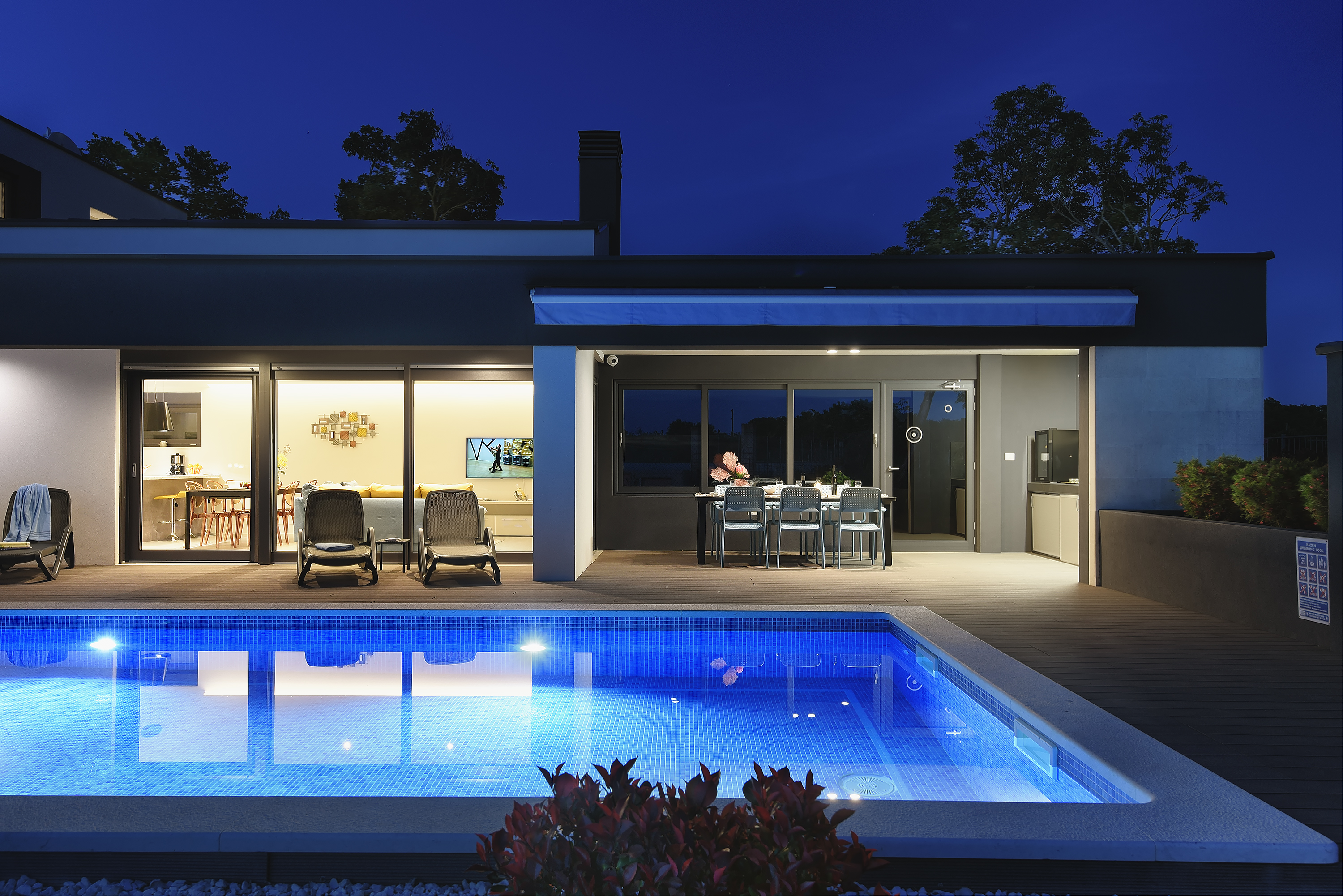 Moderna vila u Valbandonu s vanjskim bazenom i tri spavaće sobe