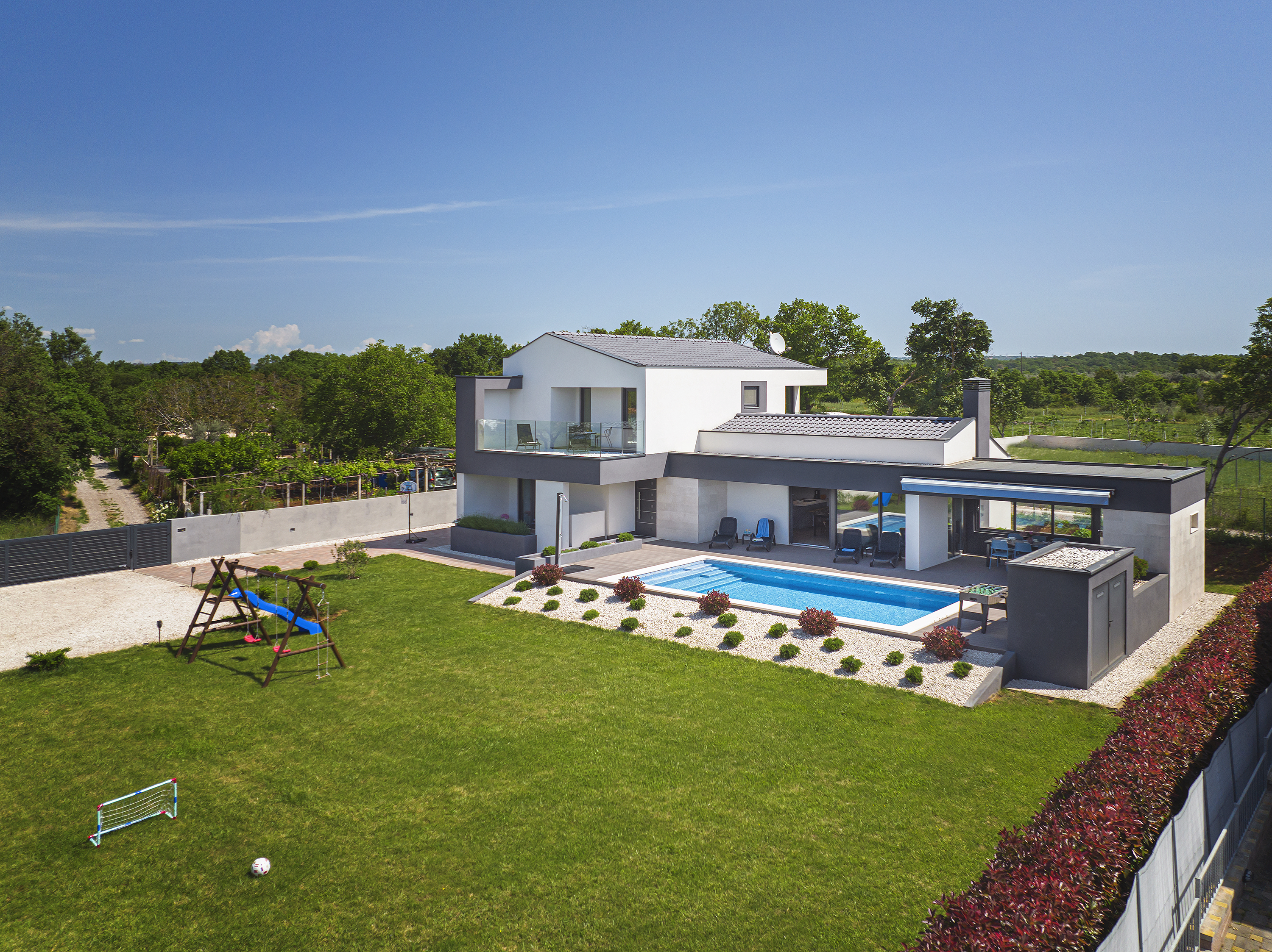 Moderna vila u Valbandonu s vanjskim bazenom i tri spavaće sobe