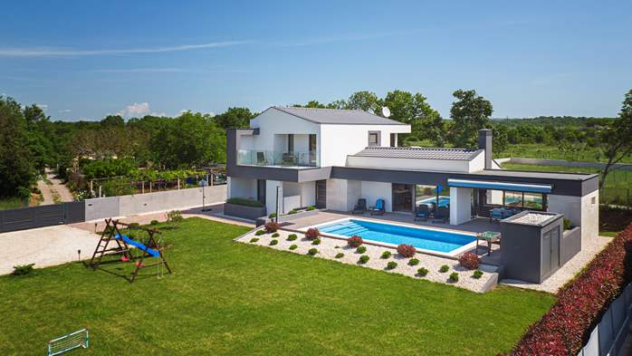 Modern villa in Valbandon with outdoor pool and three bedrooms, 11