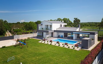 Modern villa in Valbandon with outdoor pool and three bedrooms