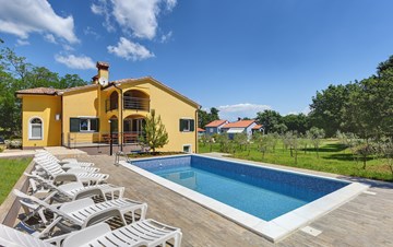 Schöne zweistöckige Villa mit privatem Pool für bis zu 8 Personen