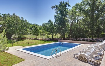 Schöne zweistöckige Villa mit privatem Pool für bis zu 8 Personen