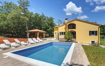 Bella villa a due piani con piscina privata, per 8 persone
