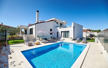 Irresistible villa with outdoor pool and playroom for 10 people