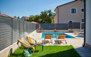 Irresistible villa with outdoor pool and playroom for 8 people
