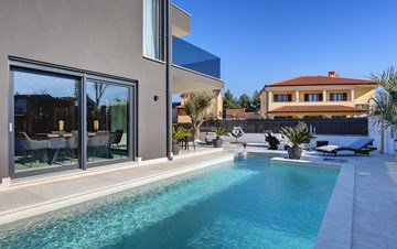 Attraente villa con piscina riscaldata, idromassaggio e sauna