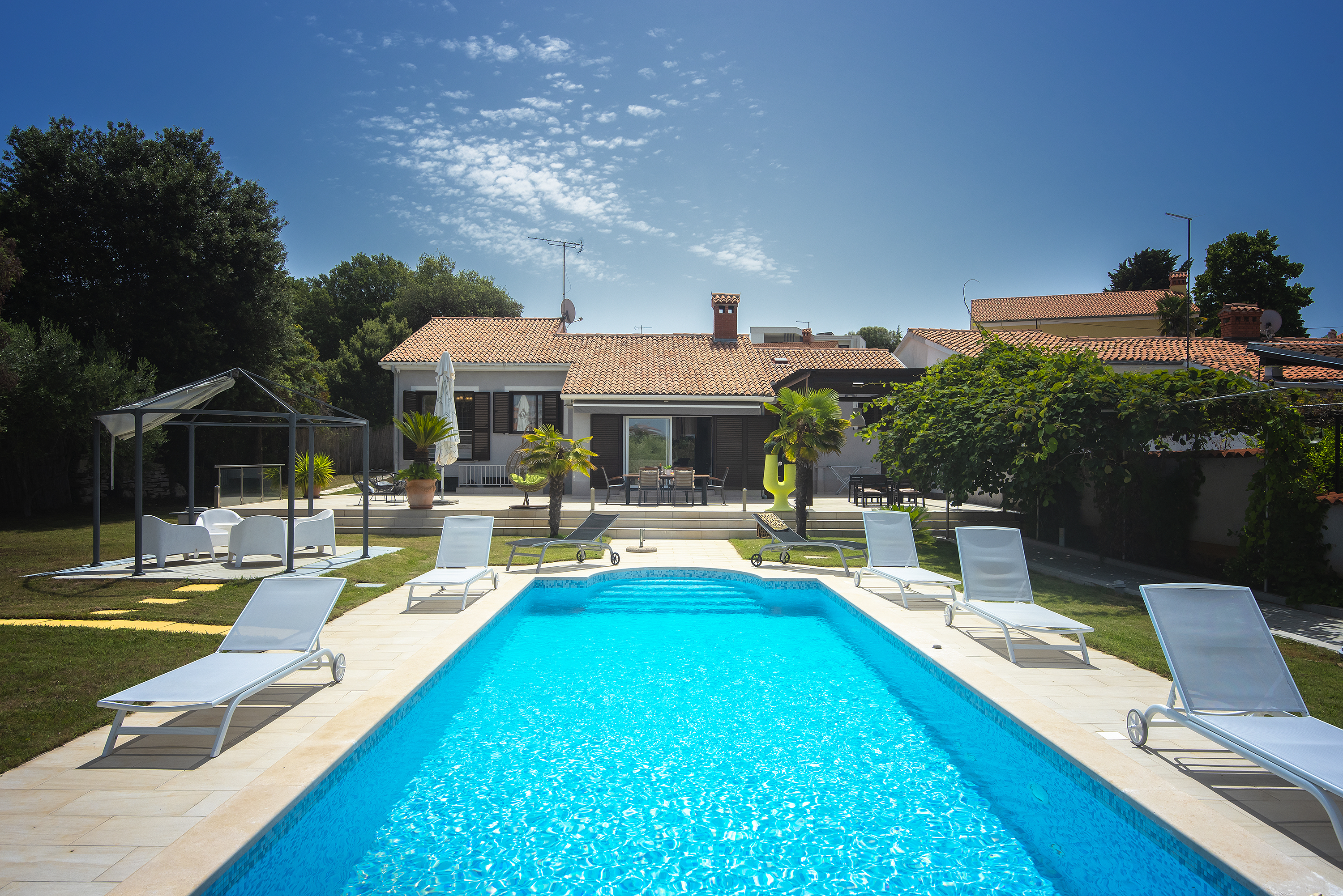 Erstaunliche Villa mit Außenpool, 10 m vom Meer entfernt, WLAN