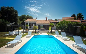 Stunning villa with outdoor pool, 10 m from the sea, parking,WiFi