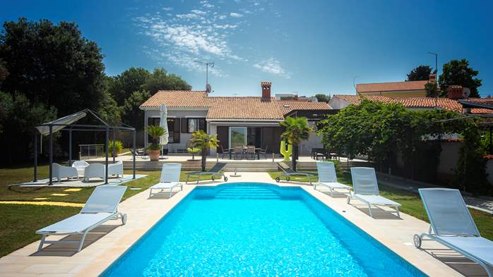 Stunning villa with outdoor pool, 10 m from the sea, parking,WiFi, 14