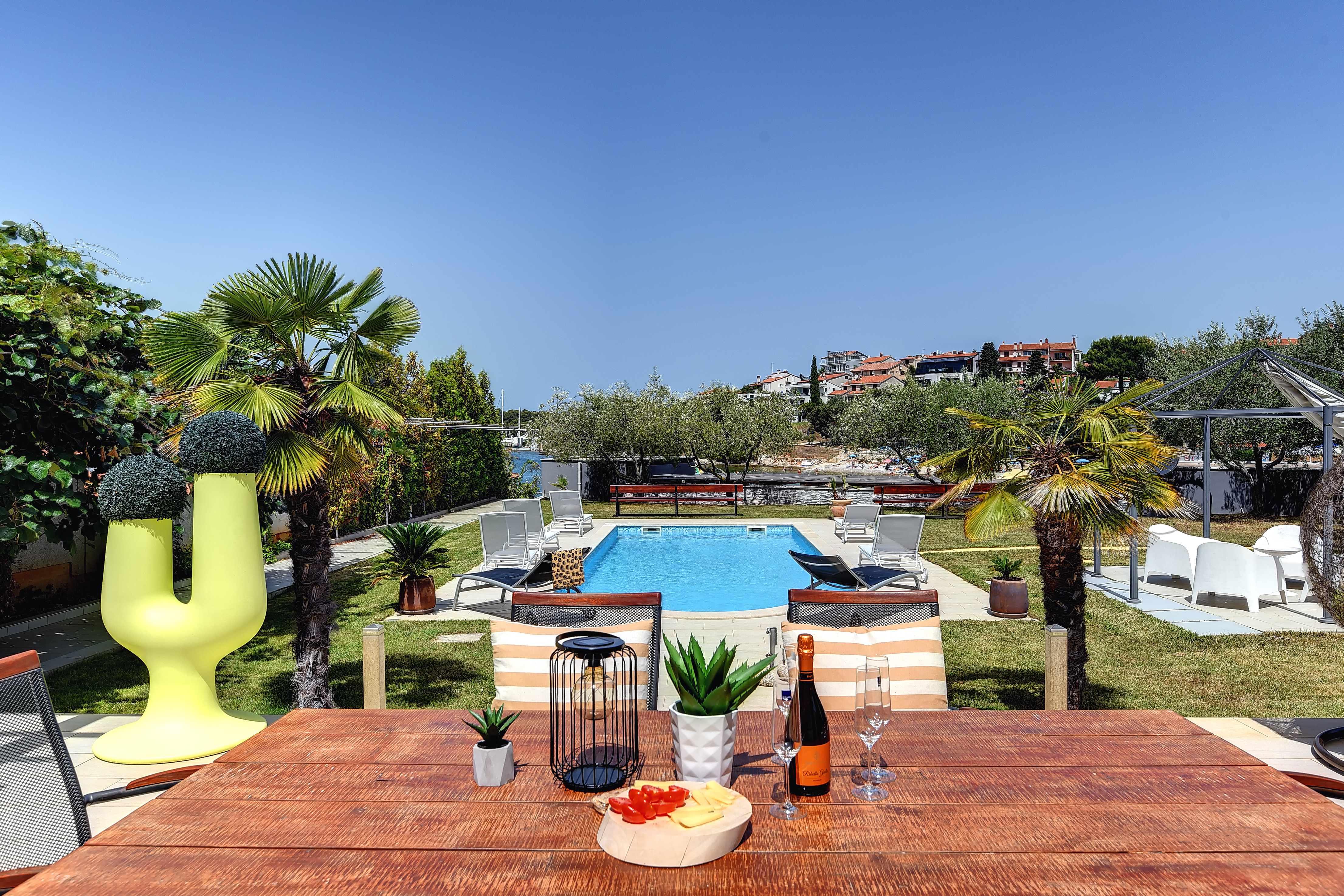 Erstaunliche Villa mit Außenpool, 10 m vom Meer entfernt, WLAN