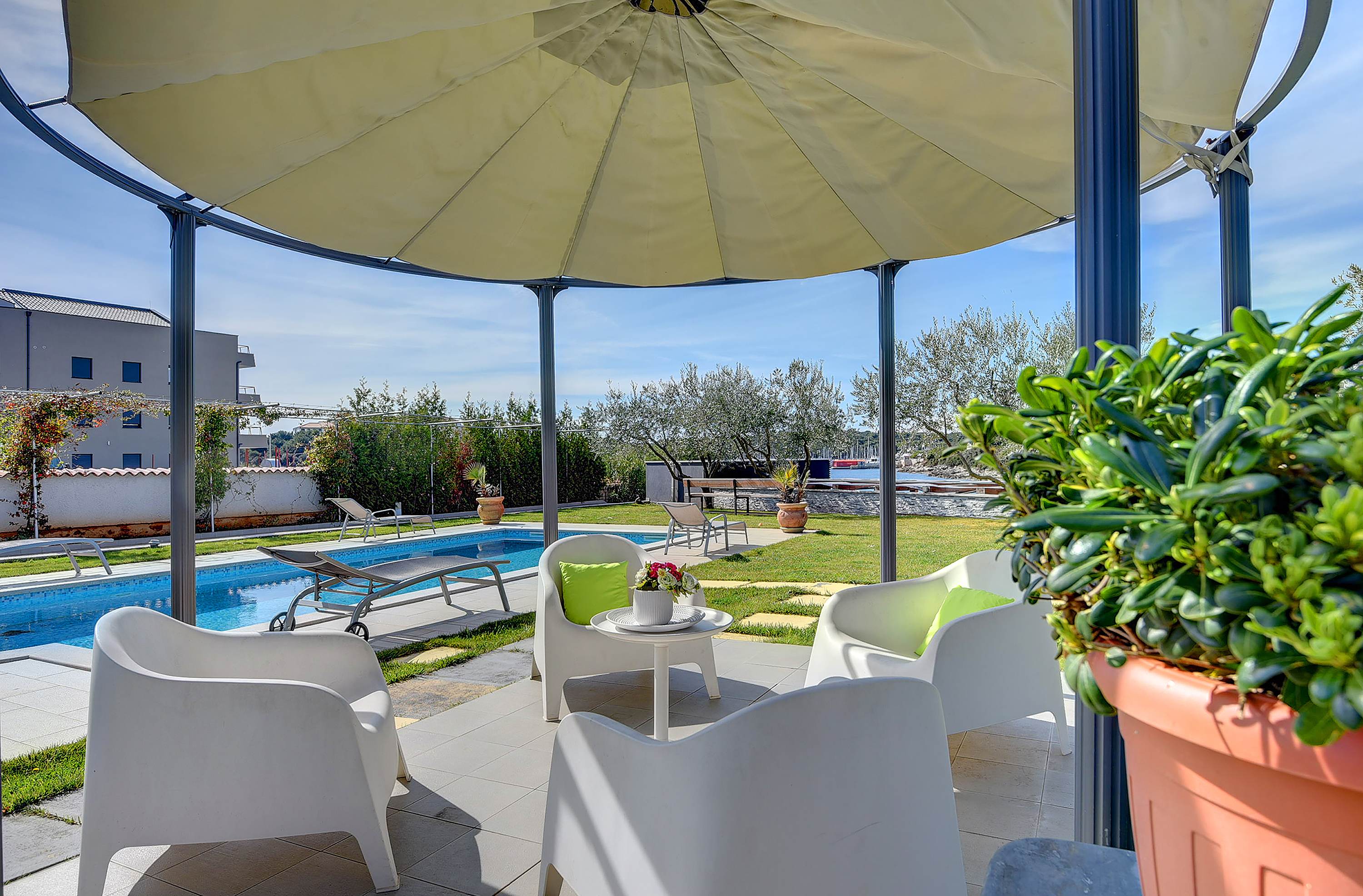 Erstaunliche Villa mit Außenpool, 10 m vom Meer entfernt, WLAN