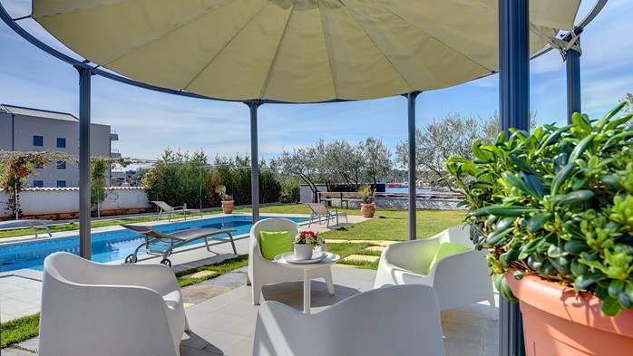 Stunning villa with outdoor pool, 10 m from the sea, parking,WiFi, 19