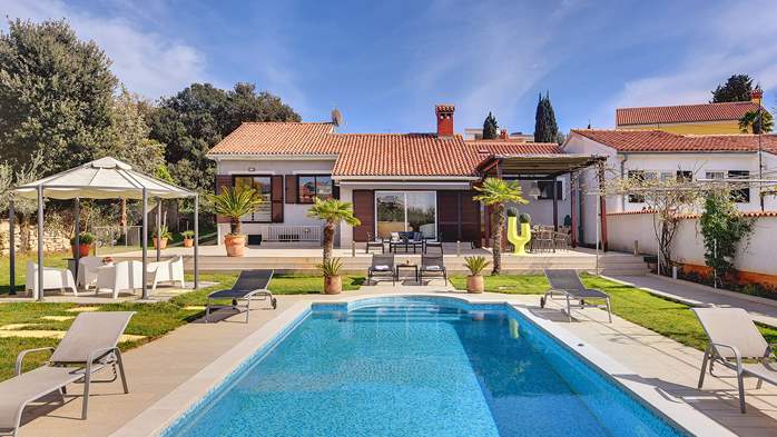 Stunning villa with outdoor pool, 10 m from the sea, parking,WiFi, 20