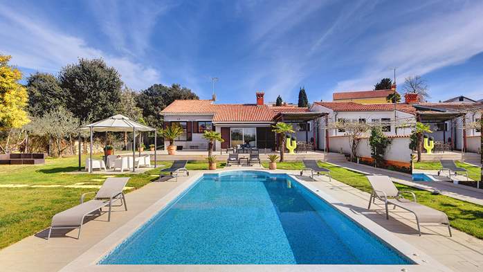 Stunning villa with outdoor pool, 10 m from the sea, parking,WiFi, 11