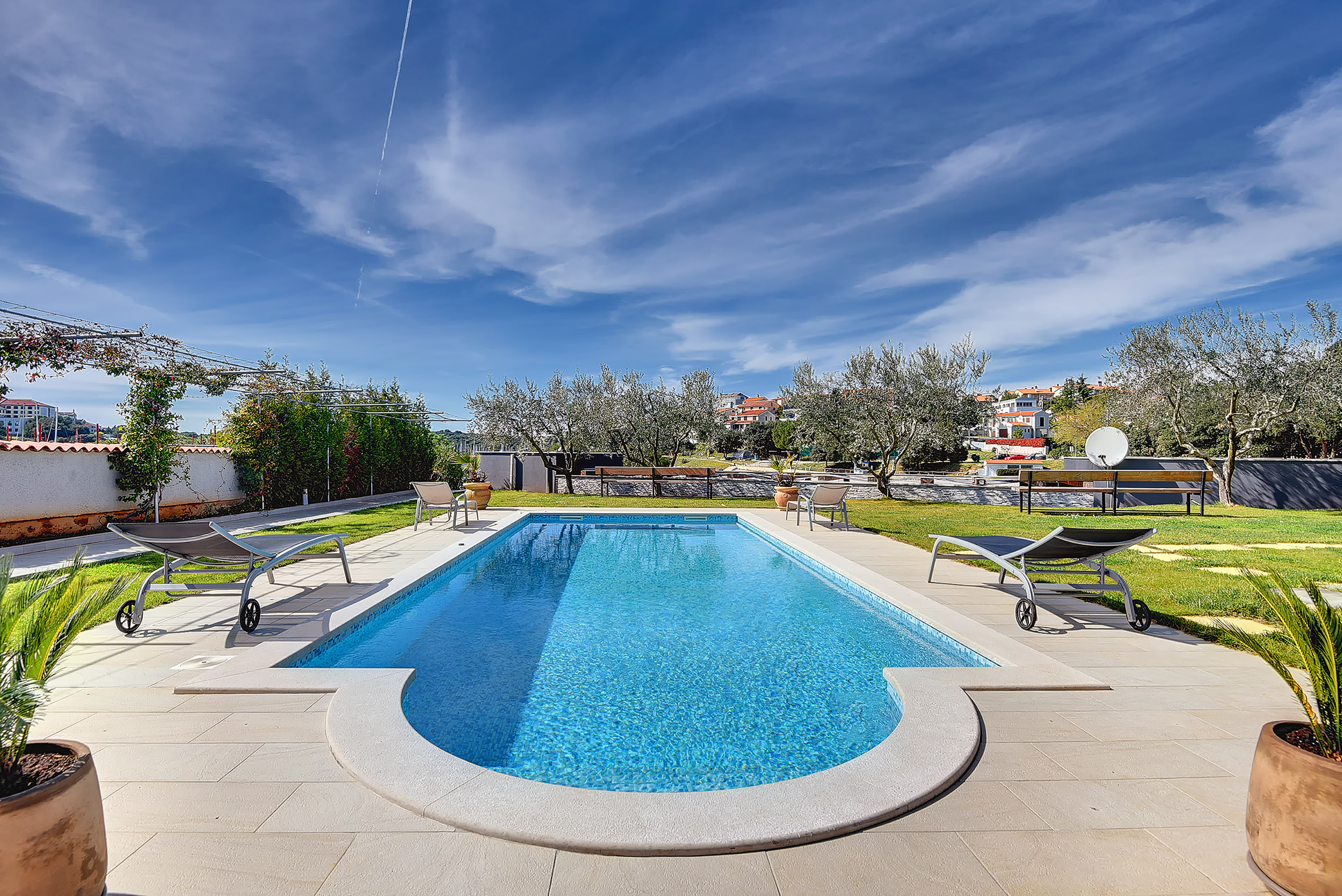 Erstaunliche Villa mit Außenpool, 10 m vom Meer entfernt, WLAN