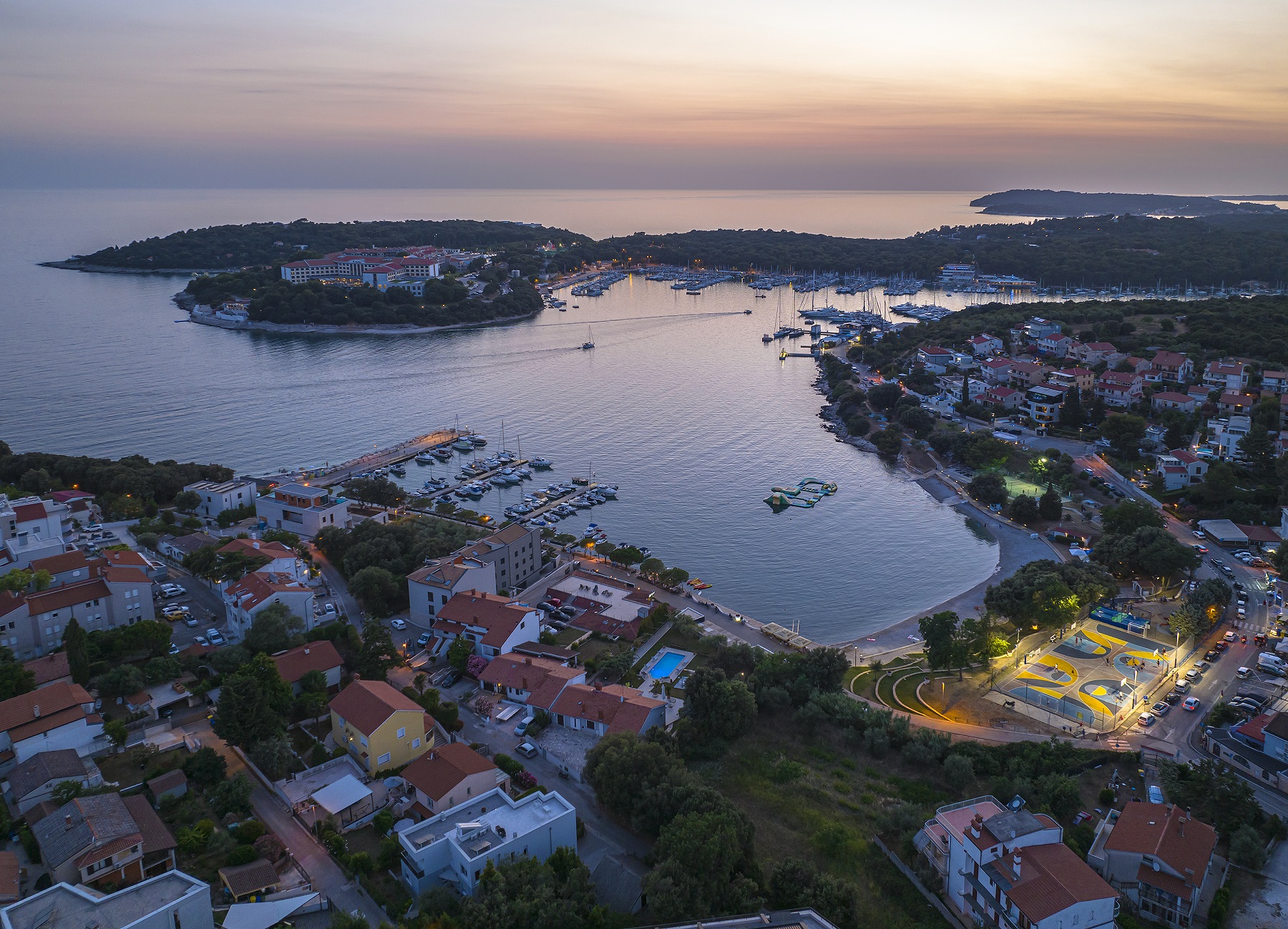 Erstaunliche Villa mit Außenpool, 10 m vom Meer entfernt, WLAN