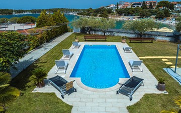 Splendida villa con piscina all'aperto, a soli 10 m dal mare