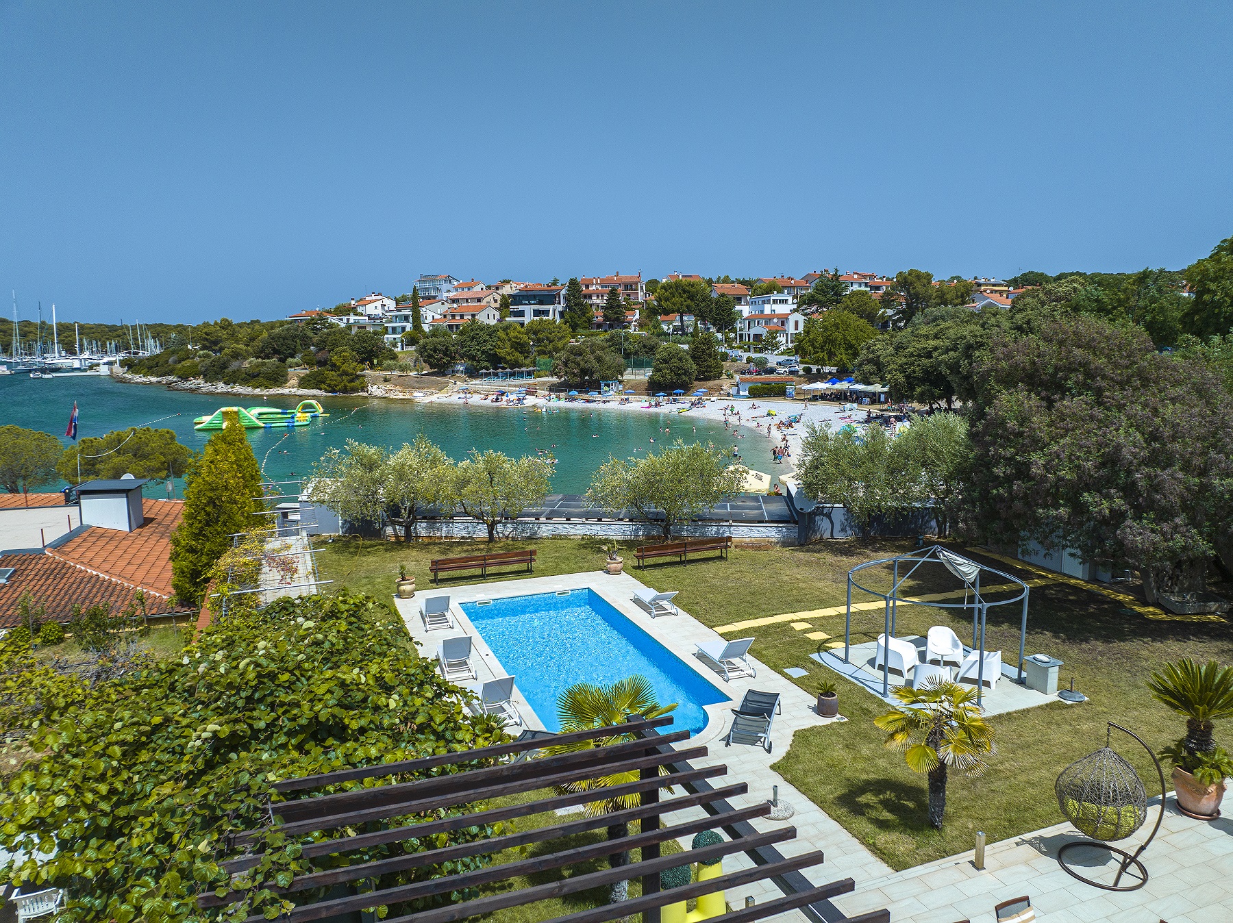 Erstaunliche Villa mit Außenpool, 10 m vom Meer entfernt, WLAN