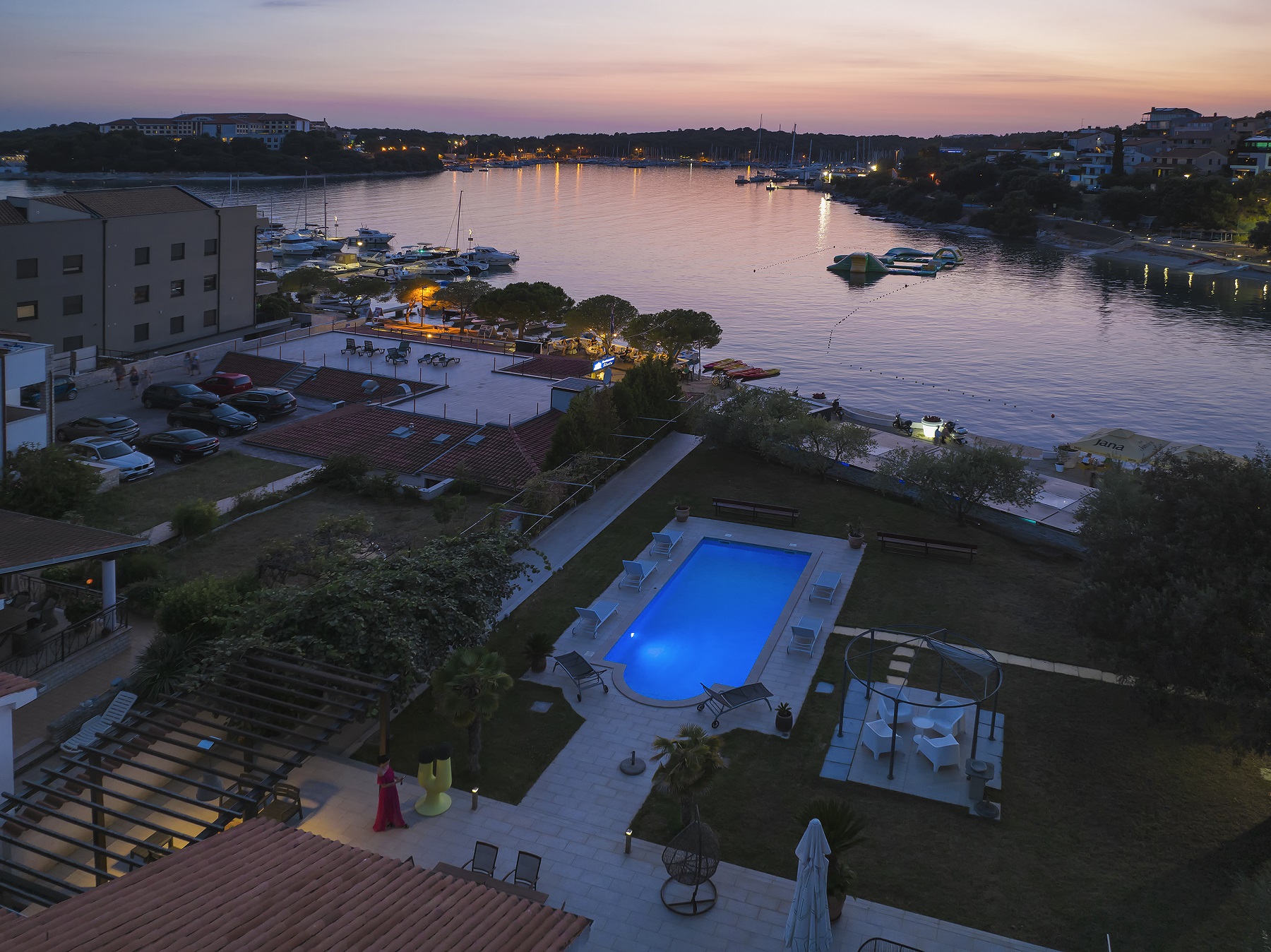 Erstaunliche Villa mit Außenpool, 10 m vom Meer entfernt, WLAN