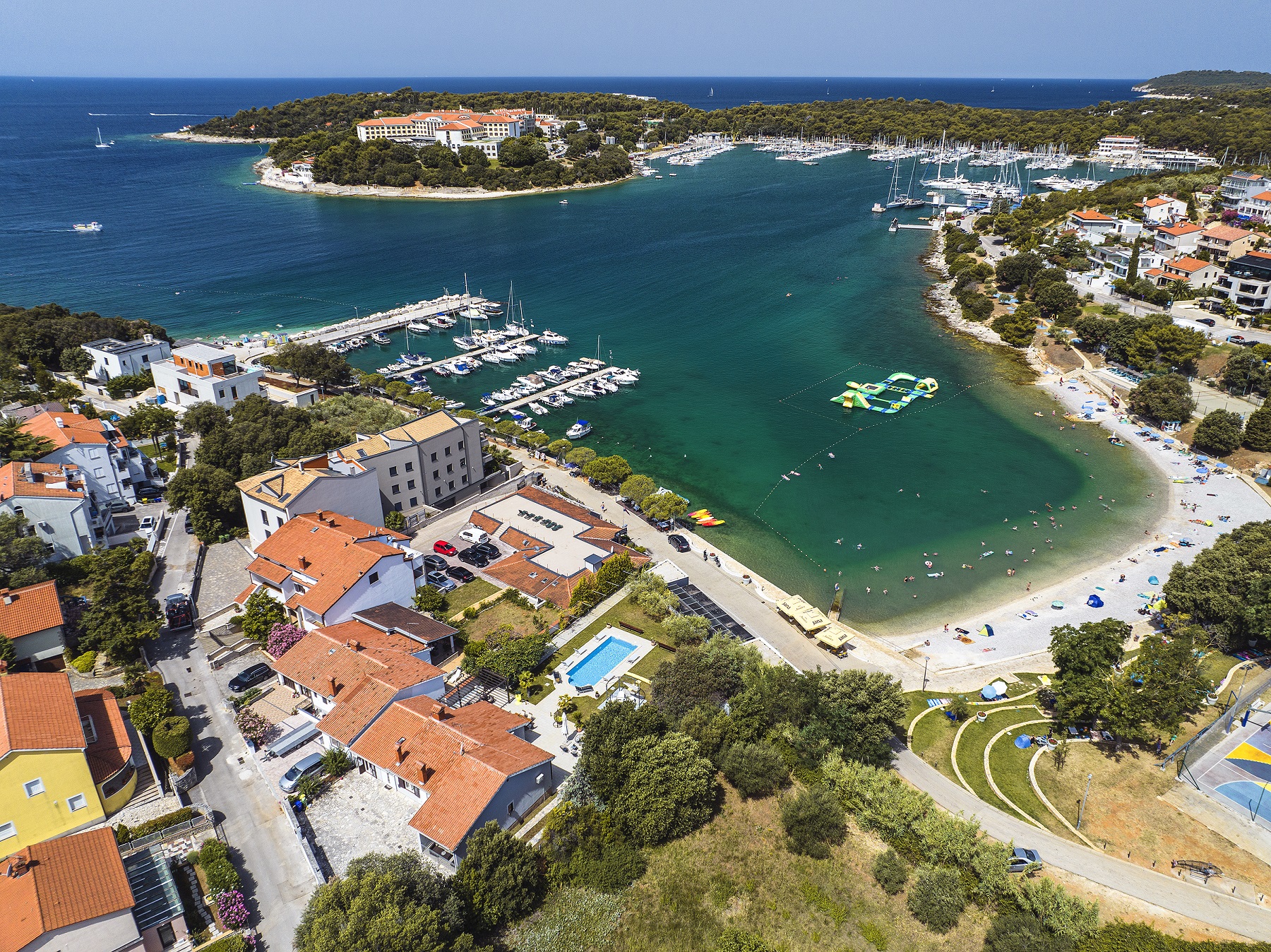 Erstaunliche Villa mit Außenpool, 10 m vom Meer entfernt, WLAN