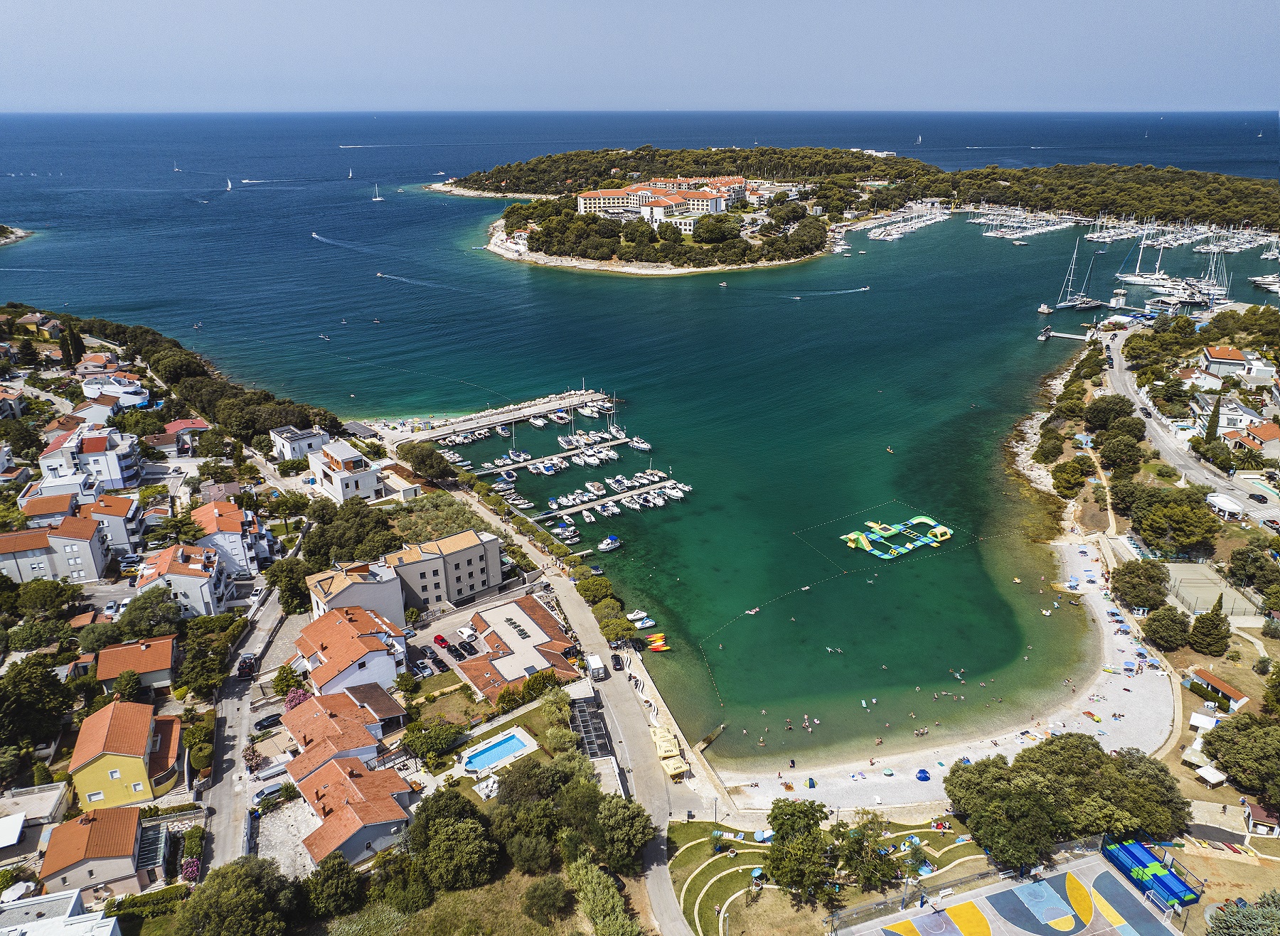 Erstaunliche Villa mit Außenpool, 10 m vom Meer entfernt, WLAN