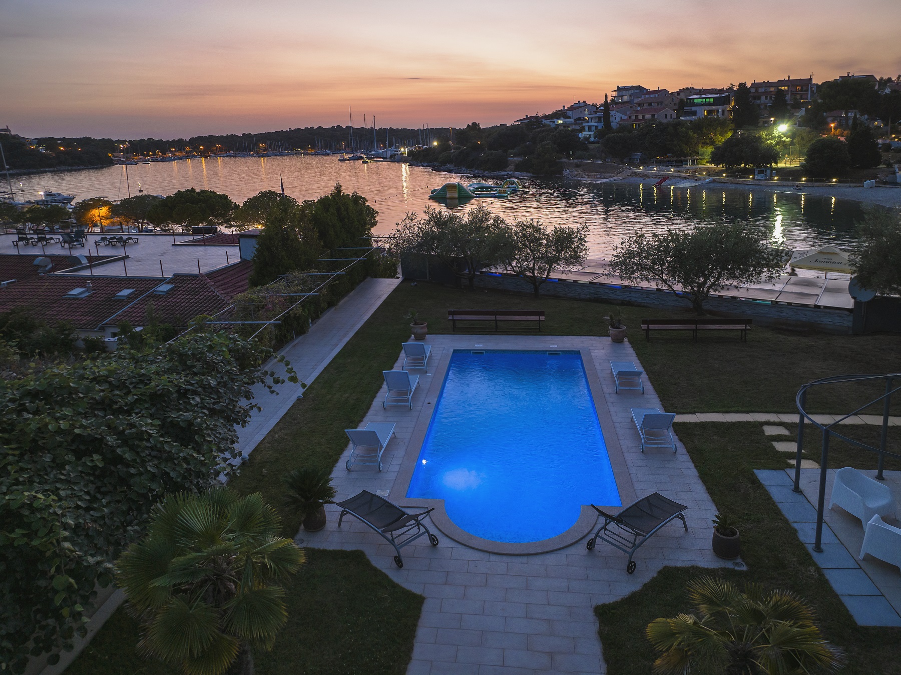 Erstaunliche Villa mit Außenpool, 10 m vom Meer entfernt, WLAN