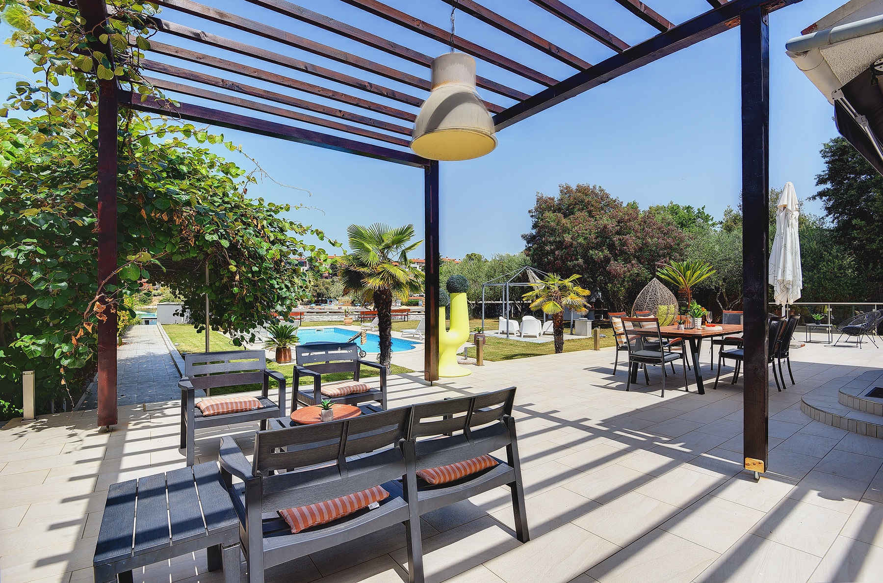 Erstaunliche Villa mit Außenpool, 10 m vom Meer entfernt, WLAN