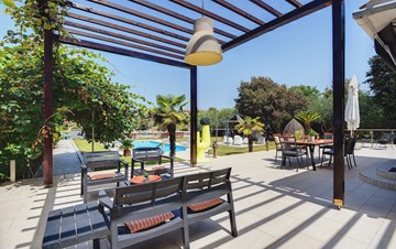 Stunning villa with outdoor pool, 10 m from the sea, parking,WiFi